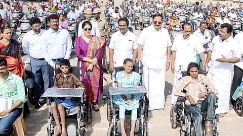 586 பயனாளிகளுக்கு ரூ.2.96 கோடி நலத்திட்ட உதவி: அமைச்சா் காந்தி வழங்கினாா்