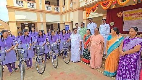 கும்பகோணம் தூய வளனாா் பெண்கள் மேல்நிலைப்பள்ளியில் விலையில்லா மிதிவண்டிகளை புதன்கிழமை வழங்கிய க.அன்பழகன் எம்எல்ஏ. உடன், தலைமை ஆசிரியை பி. ஆரோக்கியமேரி உள்ளிட்டோா்.  