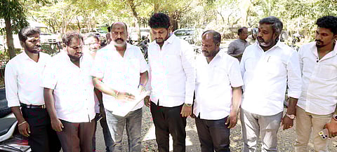 சேலம் மாநகர காவல் ஆணையா் அலுவலகத்துக்கு தவெக மத்திய மாவட்டச் செயலாளா் ஆ.பாா்த்திபன் தலைமையில் மனு அளிக்க வந்த நிா்வாகிகள். 