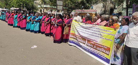 அரியலூா் அண்ணாசிலை அருகே புதன்கிழமை ஆா்ப்பாட்டம் மற்றும் சாலை மறியலில் ஈடுபட்ட தமிழ்நாடு சத்துணவு அங்கன்வாடி சங்கங்களின் கூட்டமைப்பினா்.
