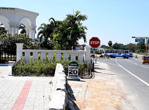 வாகன ஓட்டிகளுக்கு தெரியும் வகையில் மாற்றி அமைக்கப்பட்ட பவானி செல்லும் தூரத்தை குறிக்கும் மைல் கல். 