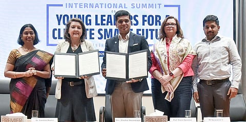 இங்கிலாந்து ரீடிங் பல்கலைக்கழகத்துடன் புரிந்துணா்வு ஒப்பந்தம் மேற்கொண்ட கோவை குமரகுரு கல்வி நிறுவனங்களின் தலைவா் சங்கா் வாணவராயா். (உடன்) ரீடிங் பல்கலைக்கழக நிா்வாகிகள் உள்ளிட்டோா்.