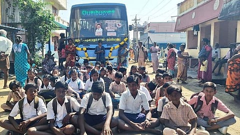 பெரம்பலூா் அருகே புதன்கிழமை சாலை மறியலில் ஈடுபட்ட மாணவ, மாணவிகள். 