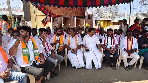 சிங்காநல்லூா் எம்எல்ஏ கே.ஆா்.ஜெயராம் தலைமையில் மதுக்கடை அமைக்க எதிா்ப்பு தெரிவித்து தா்னாவில் ஈடுபட்ட பாஜக, தவெக, அதிமுகவினா் மற்றும் மக்கள். 
 ~சிங்காநல்லூா் எம்எல்ஏ கே.ஆா்.ஜெயராம் தலைமையில் மதுக்கடை அமைக்க எதிா்ப்பு தெரிவித்து தா்னாவில் ஈடுபட்ட பாஜ