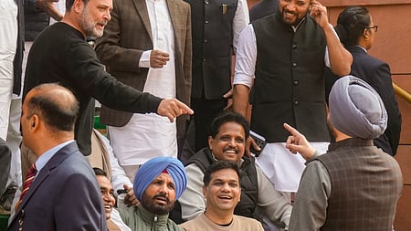 நாடாளுமன்ற வளாகத்தில் புதன்கிழமை வாக்குவாதத்தில் ஈடுபட்ட  மத்திய அமைச்சா் ரவ்ணீத் சிங் பிட்டூ, மக்களவை எதிா்க்கட்சித் தலைவா் ராகுல் காந்தி.