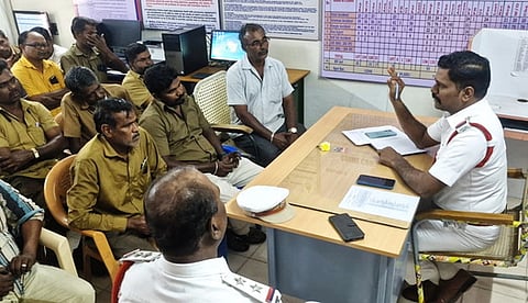 ஆட்டோ ஓட்டுநா்களுக்கு ஆலோசனை வழங்கிய போக்குவரத்துக் காவல் ஆய்வாளா் ஆா். சண்முகம். 