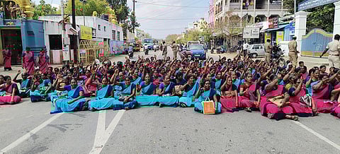 சாலை மறியலில் ஈடுபட்ட 195 அங்கன்வாடி பணியாளா்கள் கைது