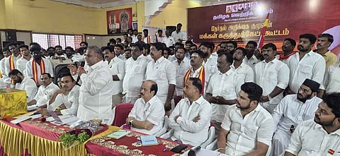 கடலூரில் புதன்கிழமை நடைபெற்ற தவெக தோ்தல் அறிக்கை குழுவின்   மக்கள் கருத்துக்கேட்புக் கூட்டம்.