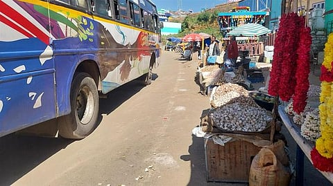  கொடைக்கானல் பூம்பாறையில் விற்பனை செய்யப்படும் மலைப் பூண்டு. 