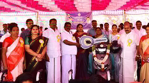 நலத்திட்ட உதவி மூலம் வாழ்வாதாரத்தை மேம்படுத்திக் கொள்ள வேண்டும்: திருப்பத்தூா் ஆட்சியா்