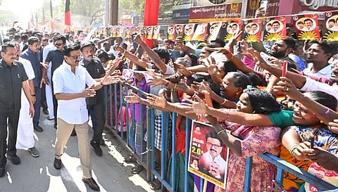 4விபிஎம் சிஎம்1

விழுப்புரம் மாவட்டம், திண்டிவனத்தில் ‘ரோடு ஷோ’ வந்த தமிழக முதல்வருக்கு உற்சாக வரவேற்பளித்த மக்கள்.