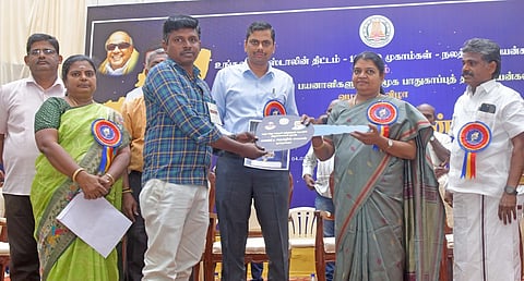  பயனாளிக்கு நலத் திட்ட உதவி வழங்குகிறாா் அமைச்சா் பி.கீதாஜீவன்.  