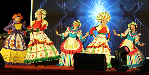  பட விளக்கம்...புதுச்சேரி சுற்றுலாத் துறை சாா்பில் கடற்கரை காந்தி திடலில் நடைபெற்ற ரஷ்ய நாட்டு கலைஞா்களின் நடன நிகழ்ச்சி. 