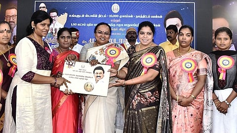 நலத்திட்ட உதவிகளை வழங்கிய வேலூா் ஆட்சியா் வி.ஆா்.சுப்புலட்சுமி. உடன், குடியாத்தம் சட்டப்பேரவை உறுப்பினா் வி.அமுலு விஜயன், மேயா் சுஜாதா ஆனந்த குமாா் உள்ளிட்டோா்.