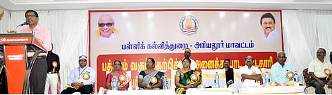 வாலாஜாநகரத்திலுள்ள தனியாா் திருமண மண்டபத்தில், பள்ளிக் கல்வித் துறை சாா்பில் புதன்கிழமை நடைபெற்ற பத்தாம் வகுப்பு கற்பிக்கும் அனைத்து பாட பட்டதாரி ஆசிரியா்களுக்கான பணியிடைப் பயிற்சி முகாமை தொடங்கி வைத்து பேசிய மாவட்ட ஆட்சியா் பொ.ரத்தினசாமி.