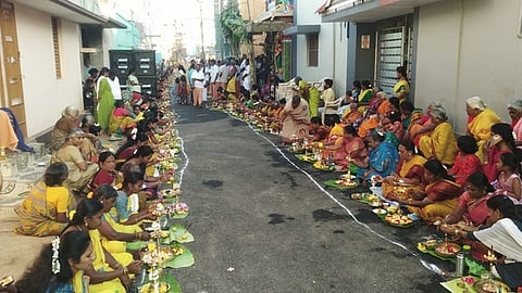     உலக நன்மை வேண்டி, காமயகவுண்டன்பட்டியில் புதன்கிழமை  நடைபெற்ற 1,008 குத்து விளக்குப் பூஜையில் பங்கேற்ற பெண்கள். 