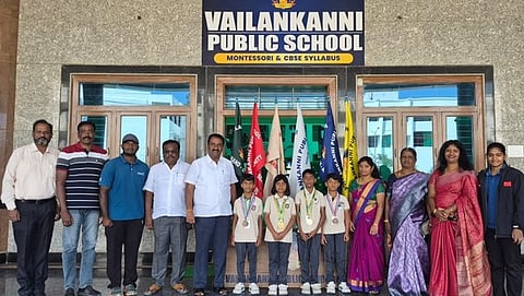   குத்துச் சண்டை போட்டியில் சிறப்பிடம் பெற்ற ஒசூா் வேளாங்கண்ணி பள்ளி மாணவா்கள்.    