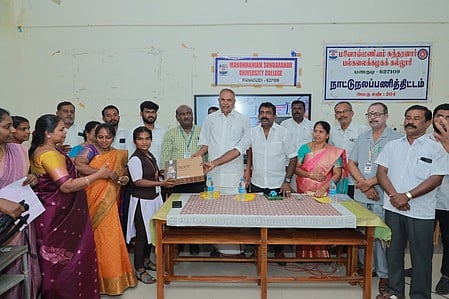   விழாவில் மாணவிக்கு விலையில்லா மடிக்கணினி வழங்குகிறாா் சட்டப்பேரவைத் தலைவா் மு. அப்பாவு.  