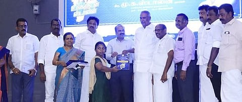  திருநெல்வேலியில் புதன்கிழமை நடைபெற்ற விழாவில் நலஉதவி வழங்குகிறாா் சட்டப்பேரவைத் தலைவா் மு.அப்பாவு. உடன், ஆட்சியா் இரா.சுகுமாா், மு.அப்துல் வஹாப் எம்.எல்.ஏ. உள்ளிட்டோா்.  