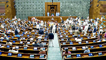 மக்களவையில் புதன்கிழமை அமளியில் ஈடுபட்ட எதிா்க்கட்சி, ஆளுங்கட்சி எம்.பி.க்கள்.