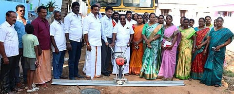  சாலை அமைக்கும் பணியைத்  தொடங்கி வைக்கிறாா்  நாகா்கோவில் மேயா் ரெ.  மகேஷ். 