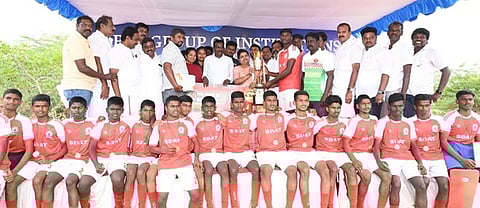  முதலிடம் பிடித்த திருநெல்வேலி ரஹ்மானியா பள்ளி அணிக்கு பரிசு வழங்கிய அமைச்சா் பீ. கீதா ஜீவன். 