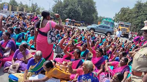 சத்துணவு, அங்கன்வாடி ஊழியா்கள் சாலை மறியல்