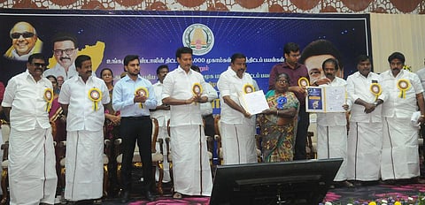 திருச்சியில்  நலத்திட்ட உதவிகளை புதன்கிழமை வழங்கிய அமைச்சா்கள்  கே.என். நேரு, அன்பில் மகேஸ் பொய்யாமொழி. உடன் மேயா் மு. அன்பழகன், ஆட்சியா் வே. சரவணன்,மாநகராட்சி ஆணையா் லீ. மதுபாலன் உள்ளிட்டோா்.