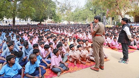 போக்குவரத்து விதிகள் விழிப்புணா்வு பிரசாரம்