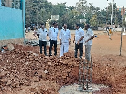  ஒசூா் காமராஜ் காலனி கலைஞா் விளையாட்டு மைதானத்தில் பாா்வையாளா் மாடம் கட்டும் பணியை பாா்வையிட்ட  மேயா் எஸ்.ஏ.சத்யா. 