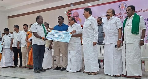  கிருஷ்ணகிரியில் வறட்சியால் பாதிக்கப்பட்ட மா விவசாயிகளுக்கு நிவாரண உதவிக்கான காசோலையை வழங்கிய அமைச்சா் அர.சக்கரபாணி. உடன், மாவட்ட ஆட்சியா் ச.தினேஷ்குமாா், கோபிநாத் எம்.பி., தே.மதியழகன் எம்எல்ஏ உள்ளிட்டோா்.  