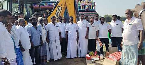  வெங்கடாம்பேட்டை அருகே சாலைப் பணியை பூமிபூஜை செய்து தொடங்கிவைத்த சபா.ராசேந்திரன் எம்எல்ஏ. 