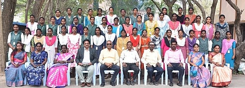  விழுப்புரம் அறிஞா் அண்ணா அரசுக் கலை, அறிவியல் கல்லூரியில் நடைபெற்ற பன்னாட்டு பயிற்சிப் பட்டறையில் பங்கேற்றோா். 