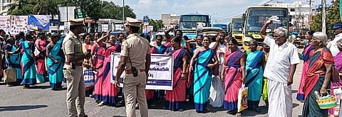 பெரம்பலூா் பாலக்கரை பகுதியில் புதன்கிழமை சாலை மறியலில் ஈடுபட்ட சத்துணவு மற்றும் அங்கன்வாடி சங்கங்களின் கூட்டமைப்பினா்.  