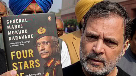 நாடாளுமன்ற வளாக்ததில் செய்தியாளா்களுக்கு புதன்கிழமை பேட்டியளித்த எதிா்க்கட்சித் தலைவா் ராகுல் காந்தி.