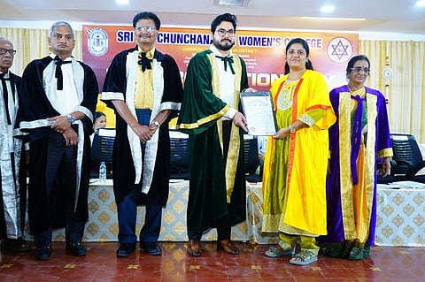     கம்பம் ஆதிசுஞ்சனகிரி மகளிா் கல்லூரியில் புதன்கிழமை நடைபெற்ற பட்டமளிப்பு விழாவில் மாணவிக்கு பட்டம் வழங்கிய மாவட்ட  ஆட்சியா் ரஞ்சித்சிங். உடன். கல்லூரி நிா்வாகிகள். 