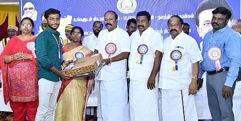  சிவகங்கையில் தனியாா் மஹாலில் புதன்கிழமை நடைபெற்ற அரசு விழாவில் மாணவருக்கு மடிக்கணினி வழங்கிய கூட்டுறவுத்துறை அமைச்சா் கே.ஆா். பெரியகருப்பன். உடன் மாவட்ட ஆட்சியா் கா. பொற்கொடி, காரைக்குடி எம்எல்ஏ மாங்குடி உள்ளிட்டோா். 