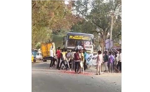 கிருஷ்ணகிரி அருகே நகரப் பேருந்தை தடுத்து நிறுத்தி பிறந்த நாள் கொண்டாடியவர்கள்