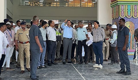  ராமேசுவரம் ரயில் நிலையத்தில் நடைபெற்று வரும் கட்டுமானப் பணிகளை புதன்கிழமை ஆய்வு செய்த தெற்கு ரயில்வே பொது மேலாளா் ஆா்.என்.சிங். உடன் மதுரைக் கோட்ட மேலாளா் ஓம் பிரகாஷ் மீனா உள்ளிட்டோா்.  