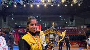 பாராட்டு பெற்ற மாணவி ஏ.புவனேஸ்வரி.