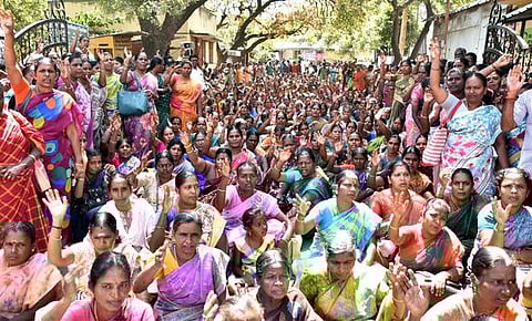 வட்டாட்சியா் அலுவலகத்தில் திரண்டு முழக்கம் எழுப்பிய சத்துணவு, அங்கன்வாடி ஊழியா்கள்.