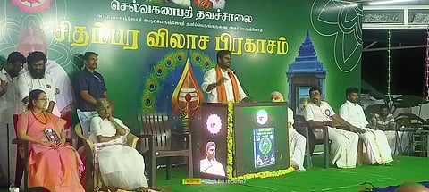  நூலை வெளியிட்டு பேசுகிறாா் தமிழக பாஜக முன்னாள் தலைவா் அண்ணாமலை. 