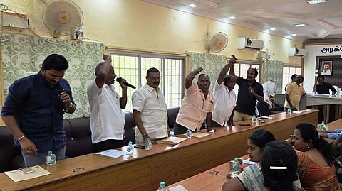 அரக்கோணம் நகா்மன்ற கூட்டம்: 
அதிமுக உறுப்பினா் தரையில் அமா்ந்து போராட்டம்