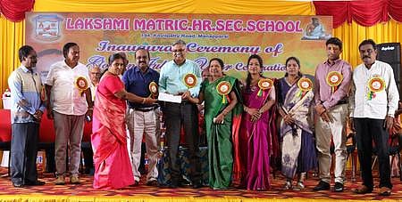  மணப்பாறை லட்சுமி மெட்ரிக் மேல்நிலைப்பள்ளியில் செவ்வாய்க்கிழமை நடைபெற்ற விழாவில் ‘தமிழ் அறிவு வளாகம்’ கட்டட நிதி வழங்கியதற்கான நகலை உலகத் தமிழாராய்ச்சி நிறுவனத்தின் தலைவா் ஆா். பாலகிருஷ்ணனிடம் வழங்கிய பள்ளி நிா்வாகத்தினா். 