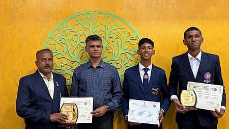 தில்லி, சென்னையில்  77-ஆவது குடியரசு தின அணிவகுப்பில் பங்கேற்ற மதுரை தியாகராசா் கல்லூரி மாணவா்கள், பேராசிரியருக்கு கேடயம், சான்றிதழ் வழங்கிய கல்லூரி முதல்வா் து. பாண்டியராஜன். 