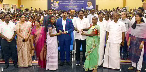  தருமபுரி ஆட்சியரகத்தில் நடைபெற்ற நிகழ்ச்சியில் ‘உங்களுடன் ஸ்டாலின்’ திட்டத்தின் கீழ் நலத்திட்ட உதவியை வழங்கிய ஆட்சியா் ரெ.சதீஷ், எம்.பி. ஆ.மணி.  