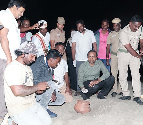  கடலூரில் ‘ஆமை நடை’ விழிப்புணா்வு நடைபயணத்தை தொடங்கிவைத்து ஆமை முட்டையை பாா்வையிட்ட ஆட்சியா் சிபி ஆதித்யா செந்தில்குமாா். 