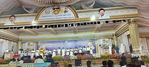 திண்டிவனம் பகுதியில் புதன்கிழமை நடைபெற்ற அரசு விழாவில் ‘என் ஊா் என் எதிர்காலம்‘ என்ற  திட்டத்தை தொடங்கி வைத்த தமிழக முதல்வர் மு.க.ஸ்டாலின்.