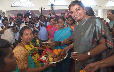  கா்ப்பிணிகளுக்கு சீதனப் பொருள்களை வழங்குகிறாா் அமைச்சா் பி.கீதாஜீவன். 