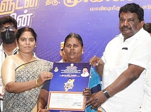 பெரம்பலூரில் புதன்கிழமை நடைபெற்ற விழாவில் பயனாளிக்கு நலத்திட்ட உதவி பெறுவதற்கான ஆணை அளித்த அமைச்சா் சா.சி. சிவசங்கா். உடன், மாவட்ட ஆட்சியா் ந. மிருணாளினி.  